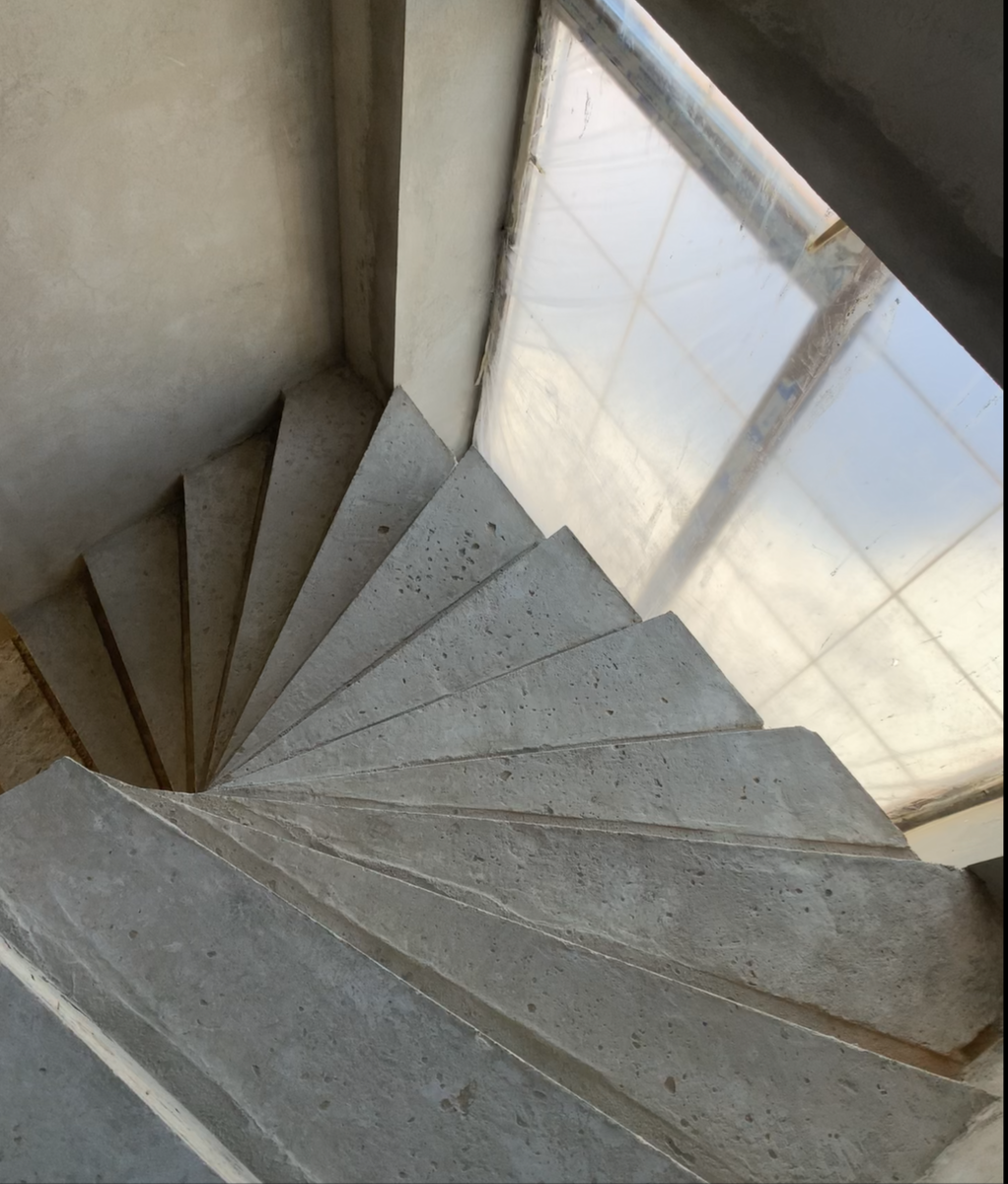 Фото с замера. Ни одной прямой ступени. Все ступени по их центру узкие. Лестницу, с цоколя на 2 этаж, снесли.