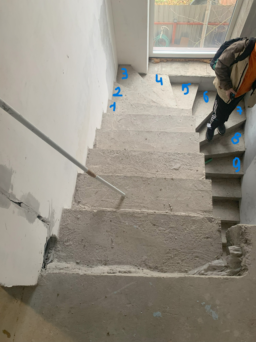 Фото с замера. На 2 кв. м. максимум можно разместить 8 ступеней. Разместили 9. Из-за этого поворотные ступени стали менее удобны. 