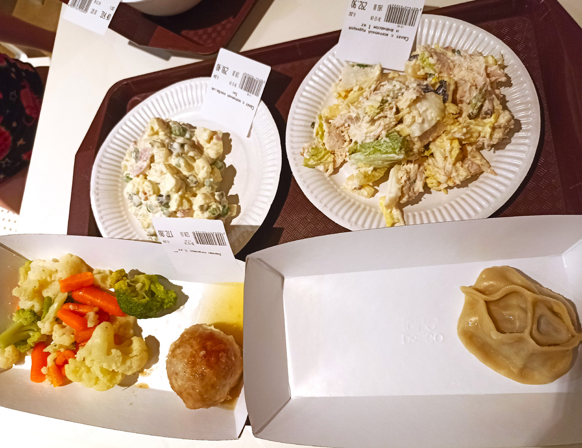 Сразу видно, что подносы для девочек - салаты и один мант😂