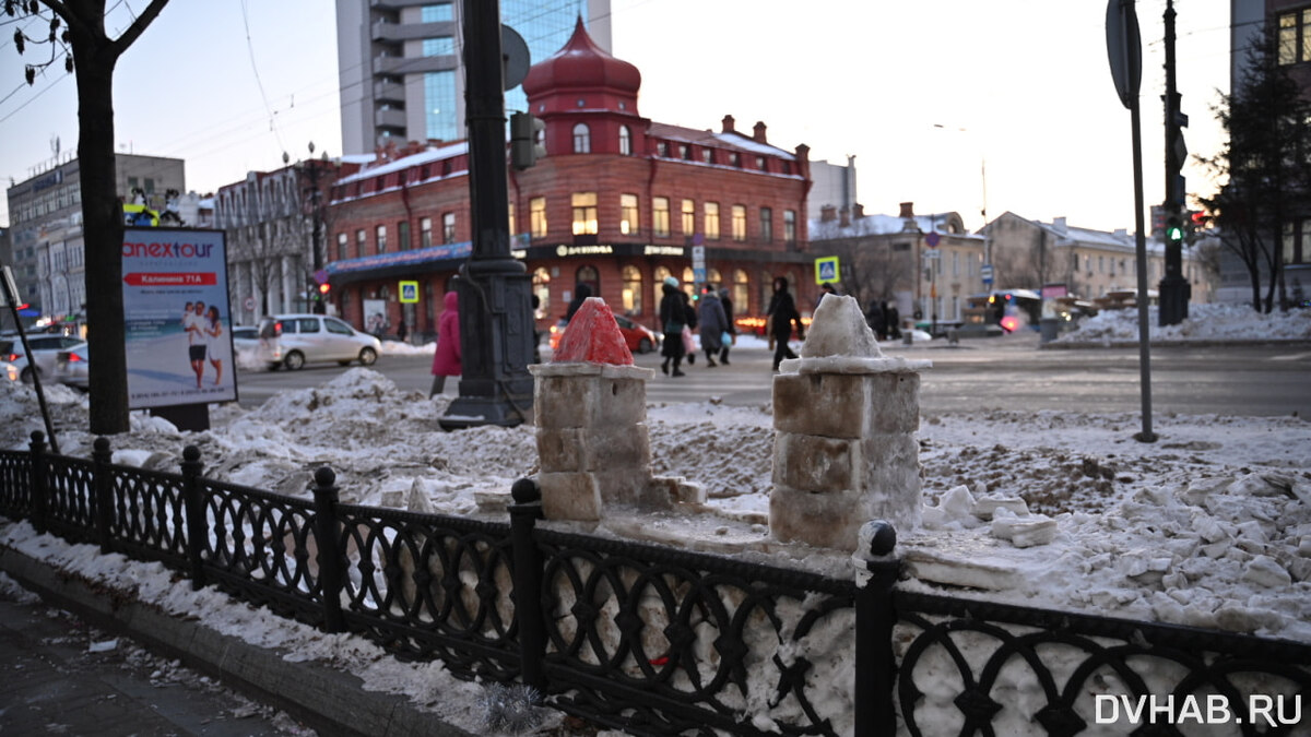    Снежный замок художник начал строить в конце декабря