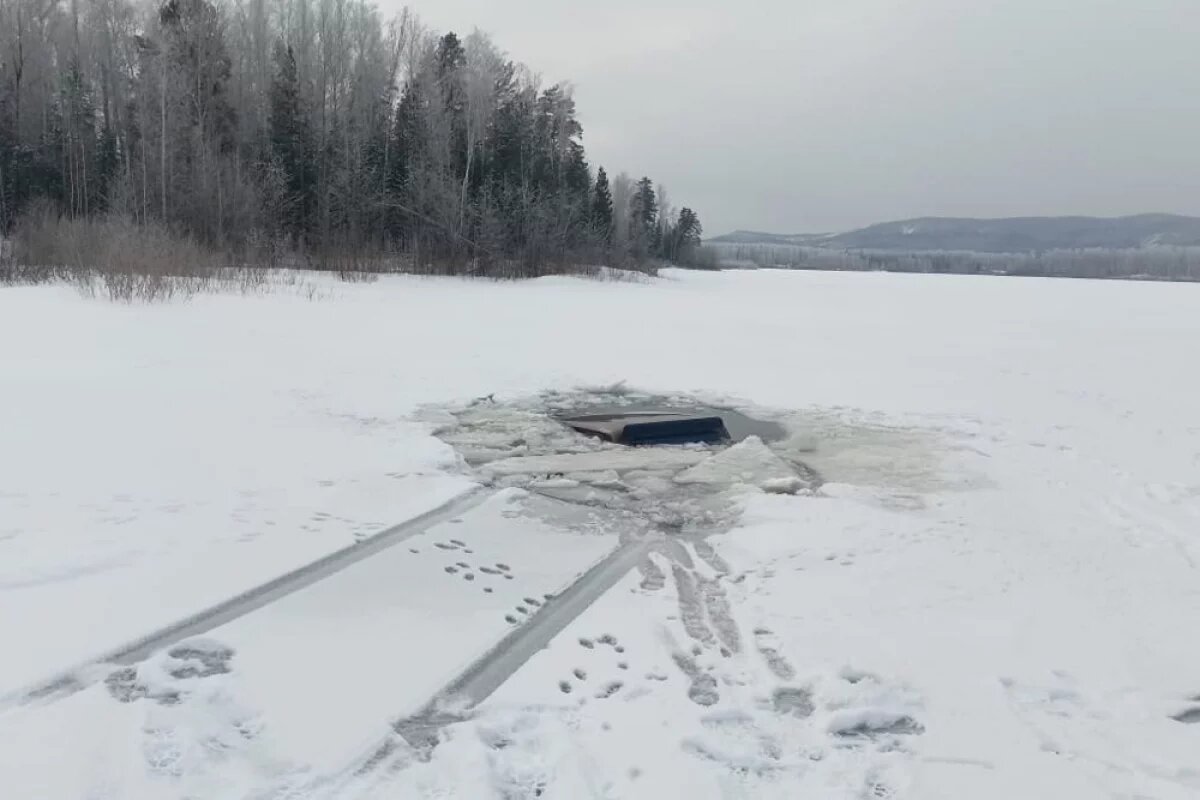    Автомобиль провалился под лёд водохранилища в Челябинской области