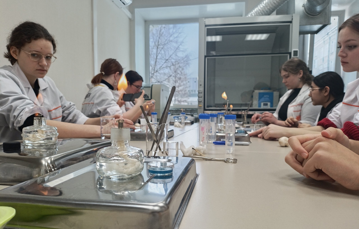 Школьники — участники хакатона в лаборатории ПИШ ТГУ