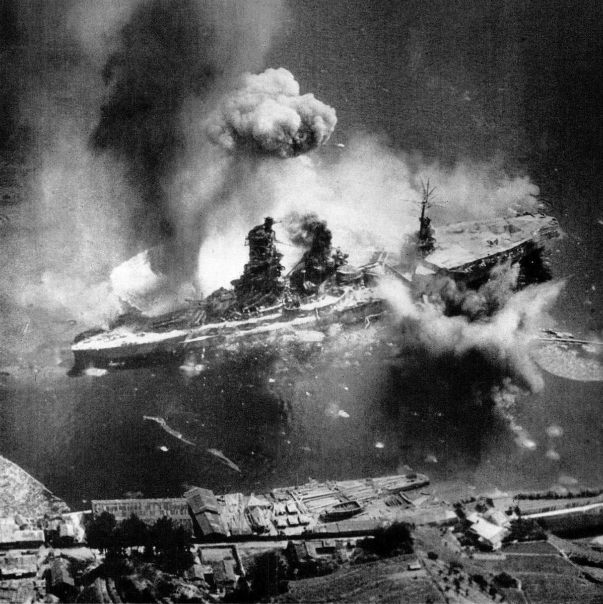 Линкор "Хюга" под ударом американской авиации 24 июля 1945 года.