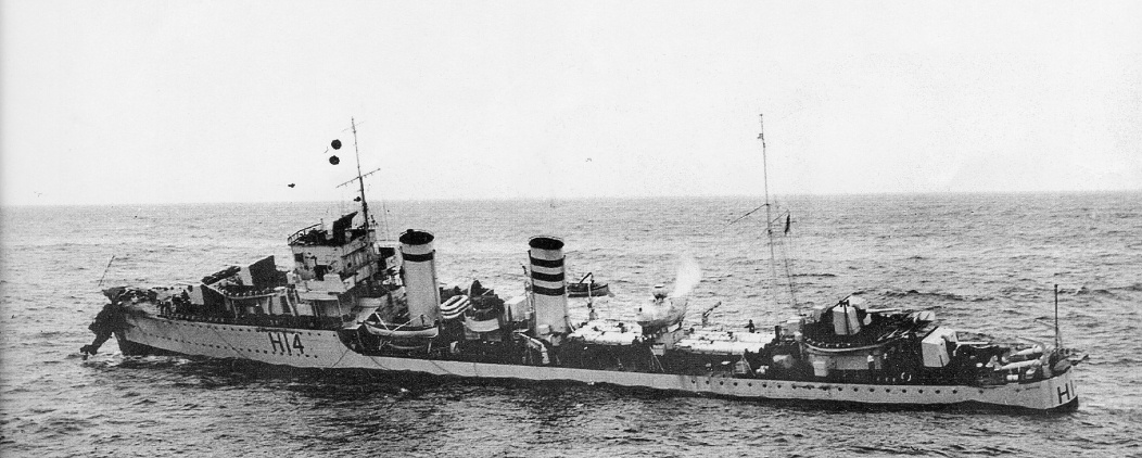 «Актив» с поврежденным носом после столкновения с «Вустером» в 1937 году