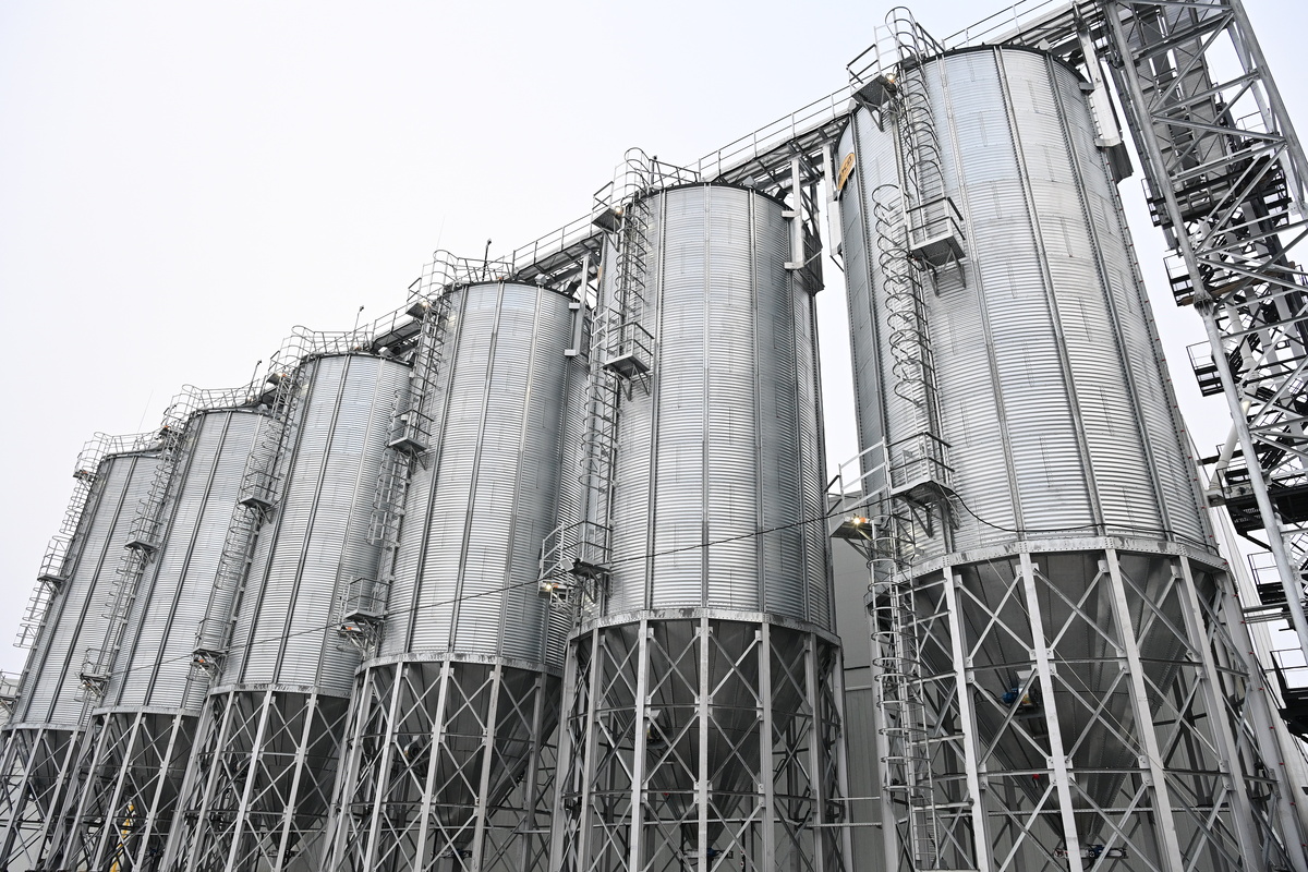 Зернохранилище на новом заводе рыбных кормов. Фото: «Республика» / Сергей Юдин  📷
