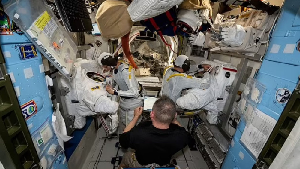 Суни Уильямс и Ник Хейг готовятся к выходу в открытый космос