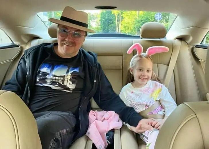 Игорь Юрьевич души не чает в дочке