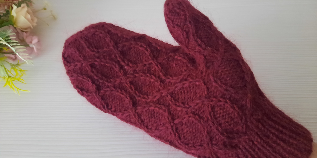 Варежки бордовые.