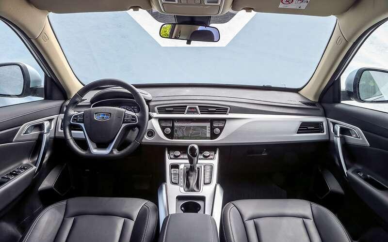    К дизайну интерьера, отделке салона и даже эргономике Geely Atlas претензии почти отсутствуют. Неудобства испытывают только водители ростом от 185 см – им не хватает диапазона настроек руля и сидений.