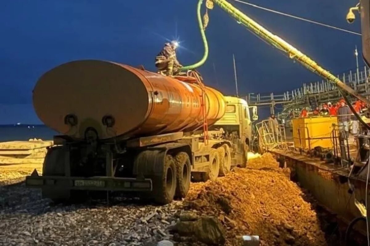    Битумовозы выезжают с 20 тоннами мазута от танкера в Темрюкском районе