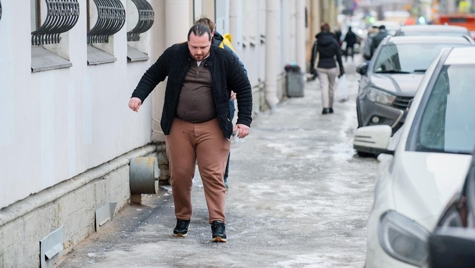    Горожане на скользких улицах в центре Петербурга. Автор фото: Ермохин Сергей