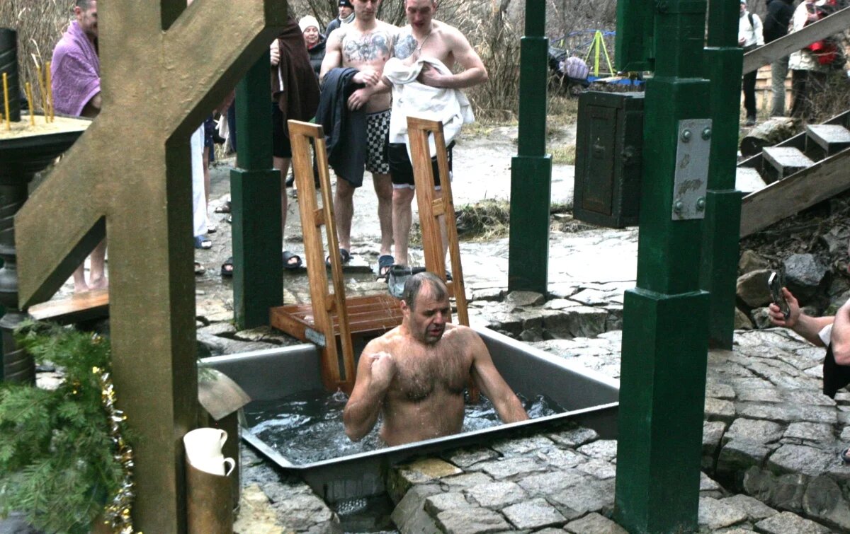    400 полицейских оберегали 19 тыс. волгоградцев в мероприятиях на Крещение