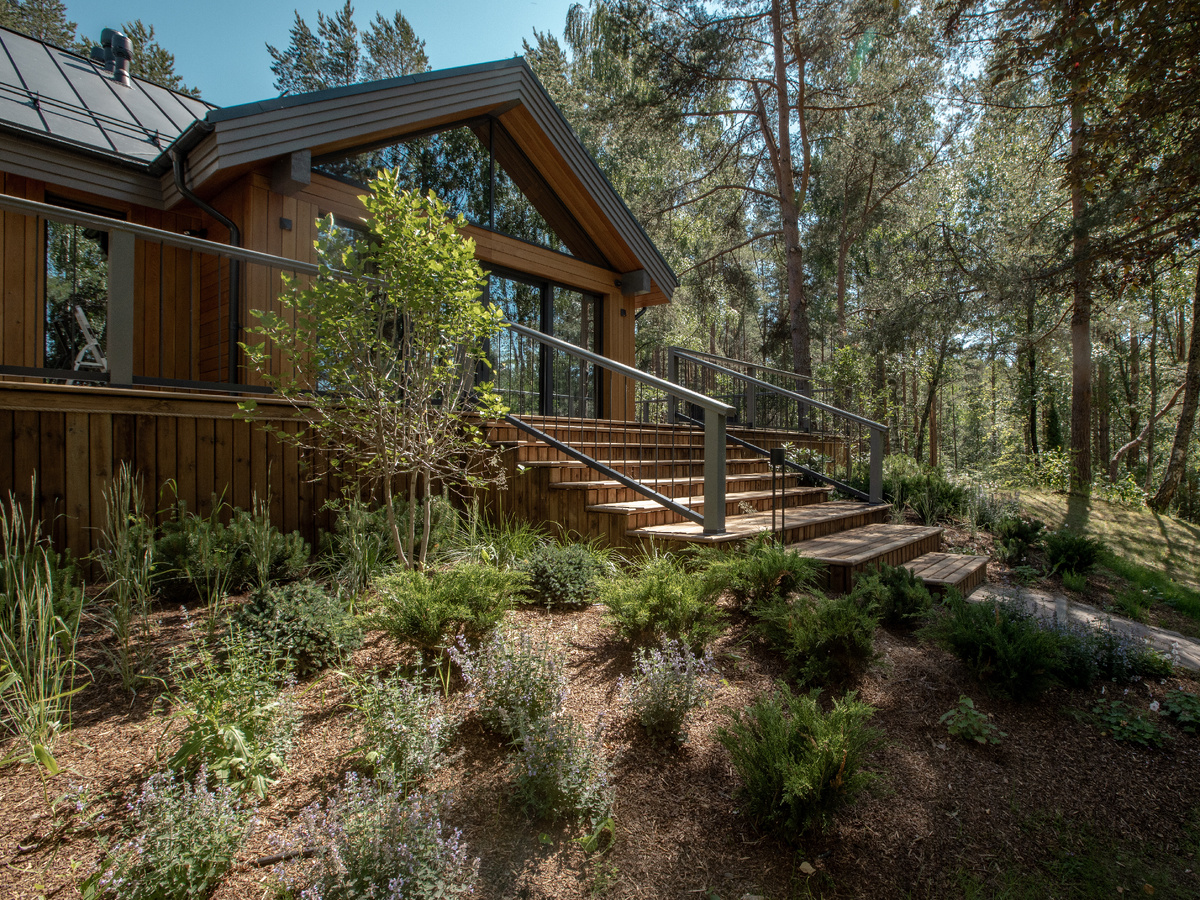 Экстерьер гостевого дома в сосновом лесу.