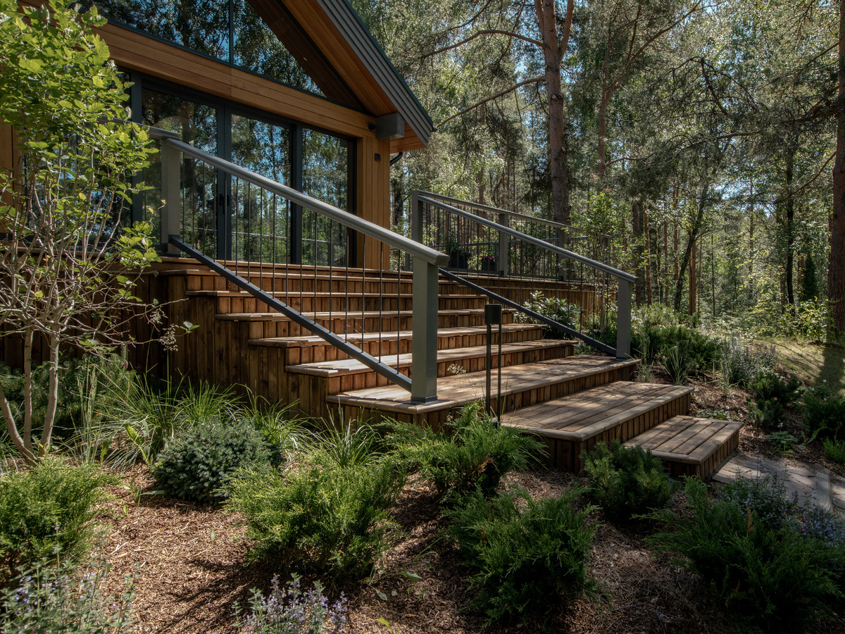 Экстерьер гостевого дома в сосновом лесу.