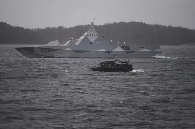    Шведский корабль и финский катер патрулируют в Балтийском море. Фото: Yle.
