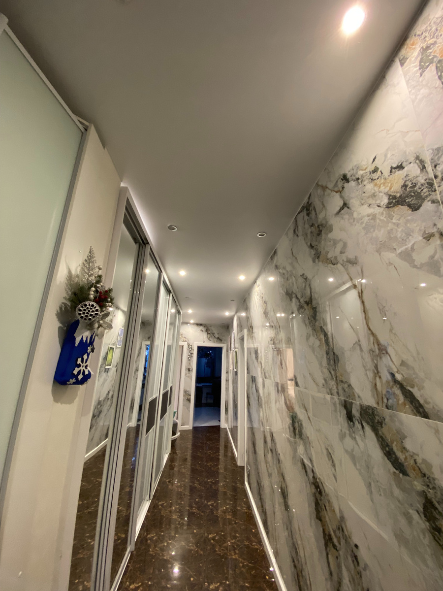 Натяжные потолки в коридоре