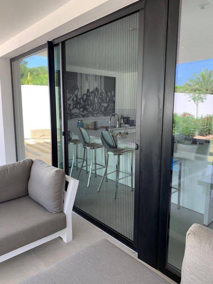 Самое практичное решение проблемы с комарами — раздвижные шторки на окна и двери