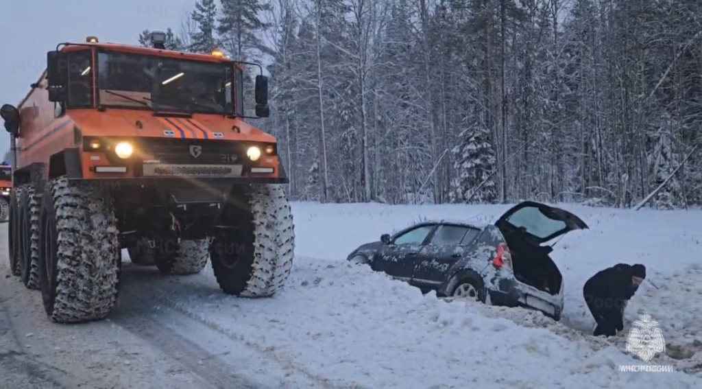   Спасатели Арктической экспедиции МЧС помогли замерзающей на трассе семье югорчан