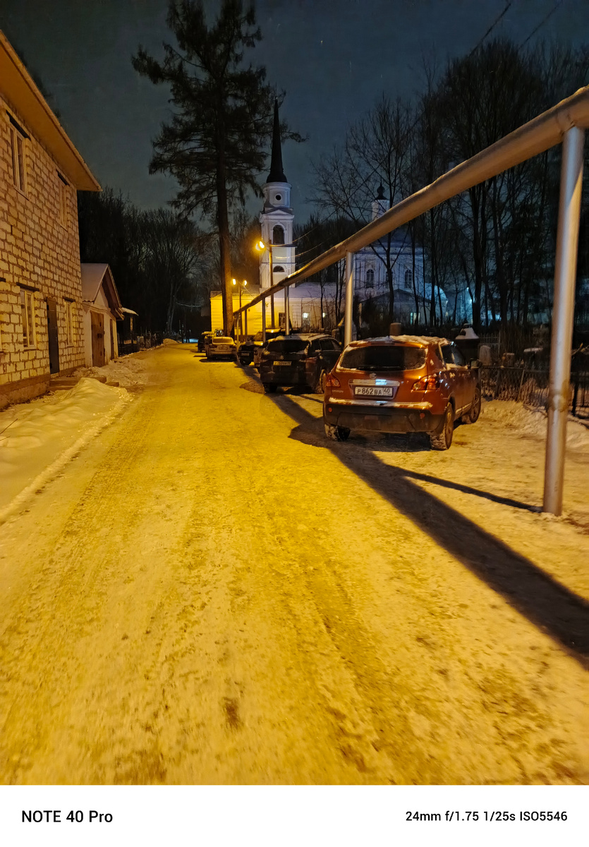 Фото мое. Иду в Храм Петра и Павла. 
