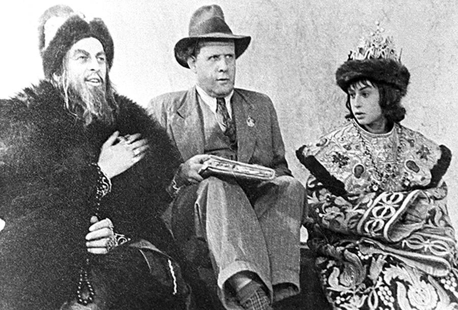 Николай Черкасов в роли Ивана Грозного, Сергей Эйзенштейн и Эрик Пырьев (Иван Грозный в детстве) на съемочной площадке фильма "Иван Грозный