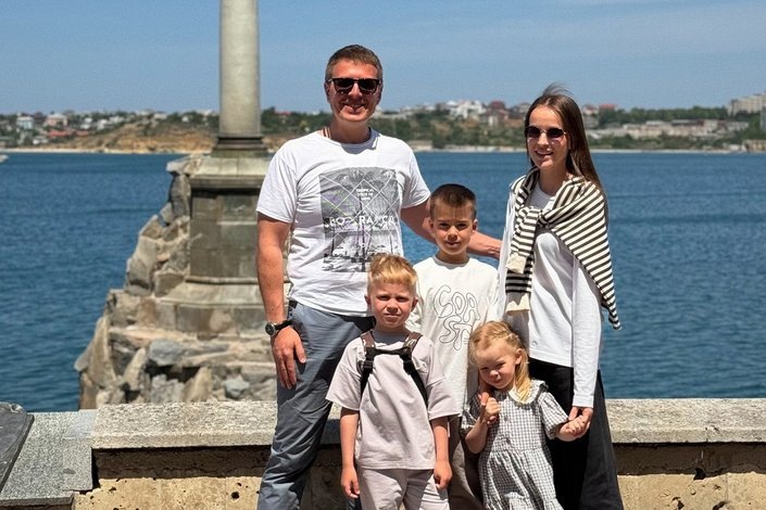    Денис Гук с семьей