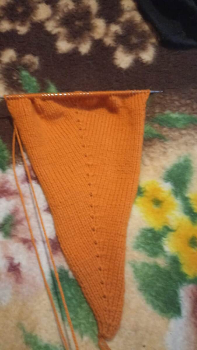 Всем доброго времени суток! Меня зовут Артем. Мне 37 лет. Я их Хабаровска. Новогодний отдых я провел за изготовлением таких носков. Не найдя в сети схемы, пришлось фантазировать. Как оказалось, сложного ничего нет.
Начинается процесс с пятки. Вяжется подошва, затем верхняя часть. Сшить, обвязать резинкой, и выделить "пальцы". 