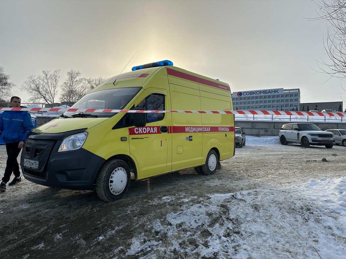 Подъехал реанимобиль. 