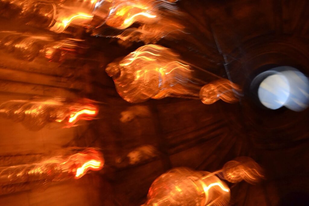 Фотография сделана в Храме. А вы наверное замечали, что фото из церкви редко когда бывает Фото в храме редко бывает четкими. Вы наверное замечали