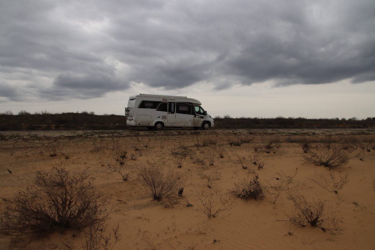 Кругом песок и дорога