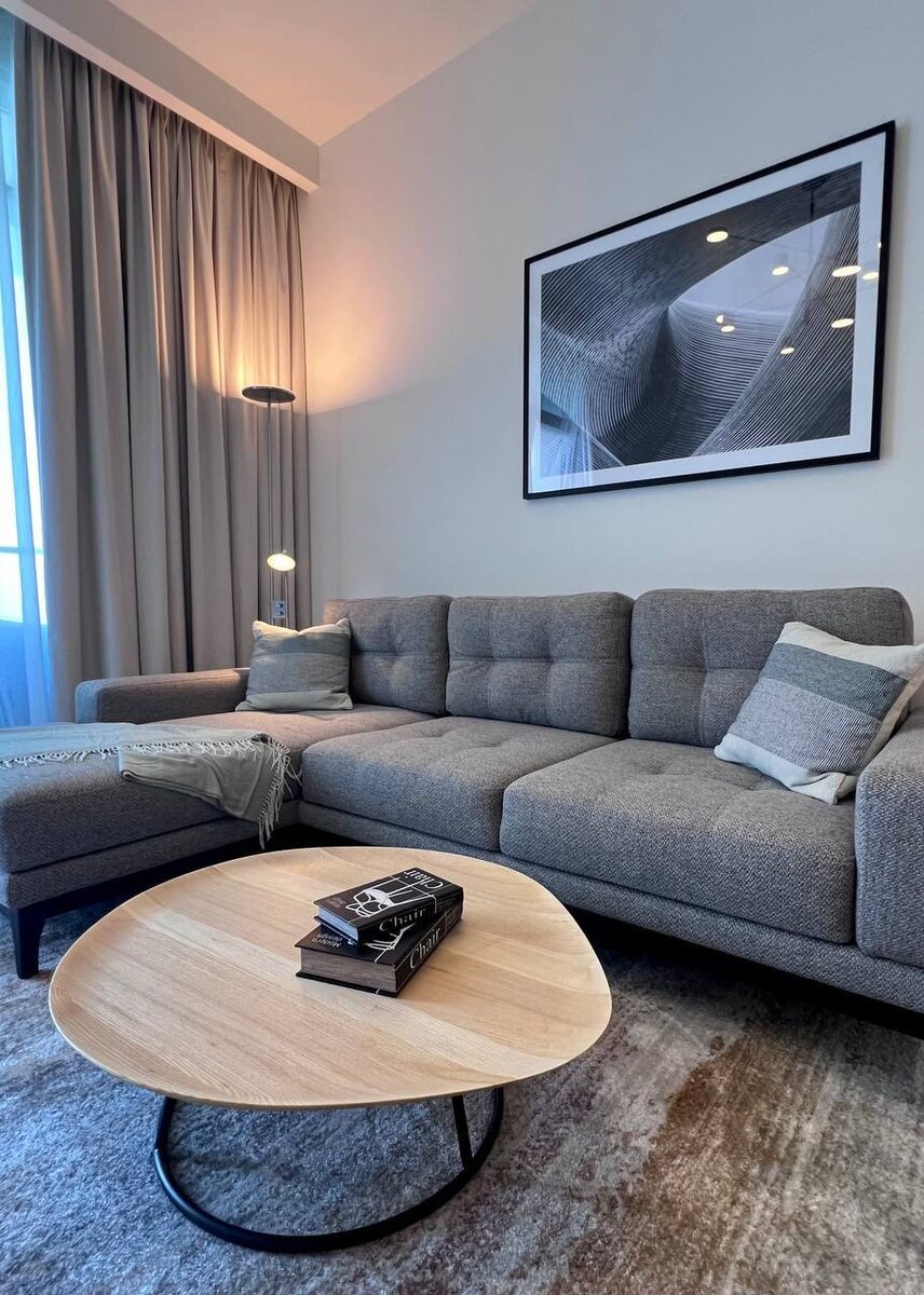 Гостиная в спокойных серых тонах