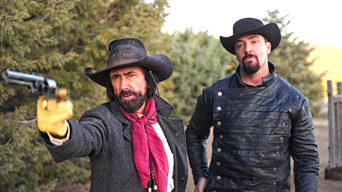 - Боёк взведи, пионер! - Не учи учёного... комсомолец! 