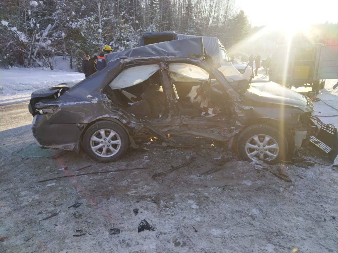     Два человека погибли и еще трое пострадали в аварии на трассе в Красноярском крае