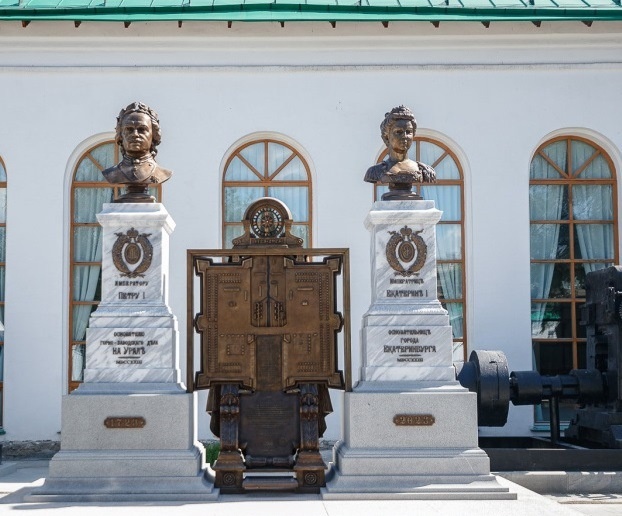 Бюсты Петра и Екатерины в Екатеринбургк https://300.екатеринбург.рф/news/vosstanovlennaya-pamyat-k-300-letiyu-ekaterinburga-otkryty-byusty-rossiyskikh-imperatorov/