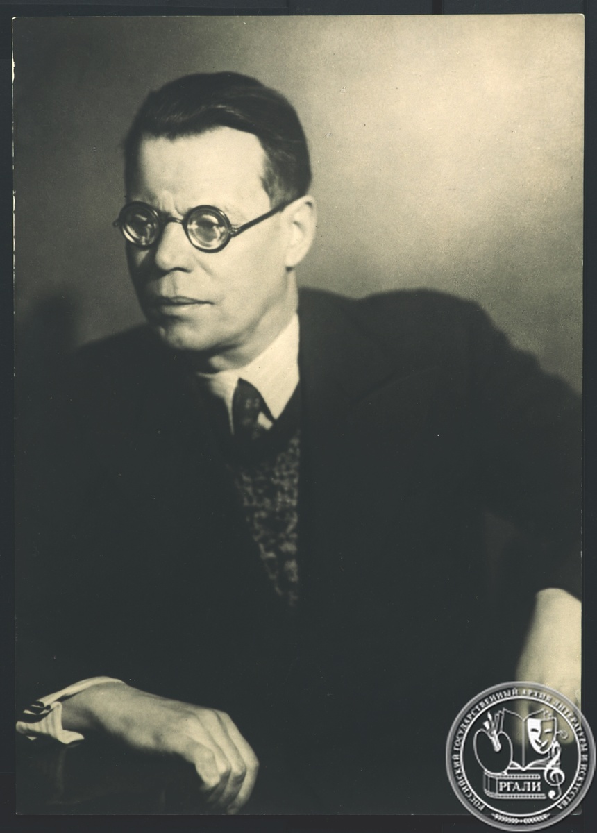 Фотография М.В. Исаковского с дарственной надписью М.В. Исаковского А.Е. Крученых от 8 апреля 1957 г. РГАЛИ. Ф. 1373. Оп. 8.