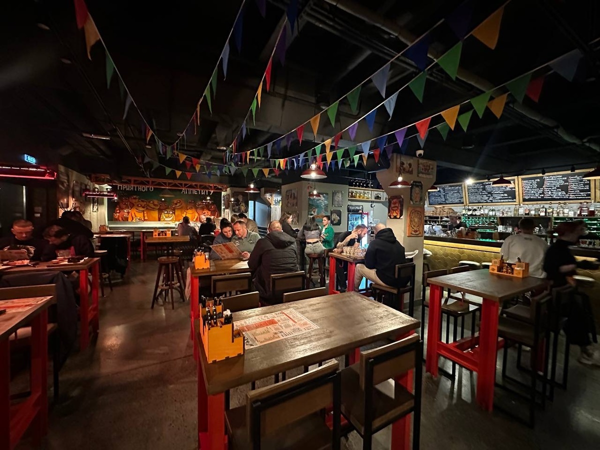 Помещение у дальневосточного бара заметно больше по площади , нежели чем у казанского флагмана