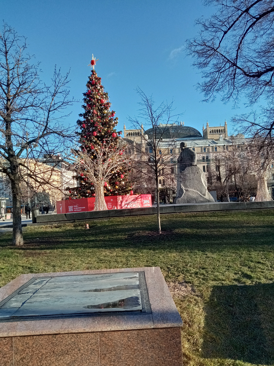 Карл Маркс принимает солнечные ванны