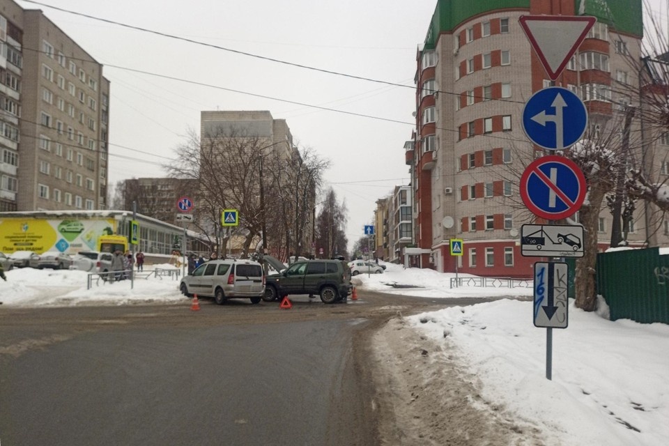    Машины столкнулись у дома №109. Фото: ГИБДД Кировской области