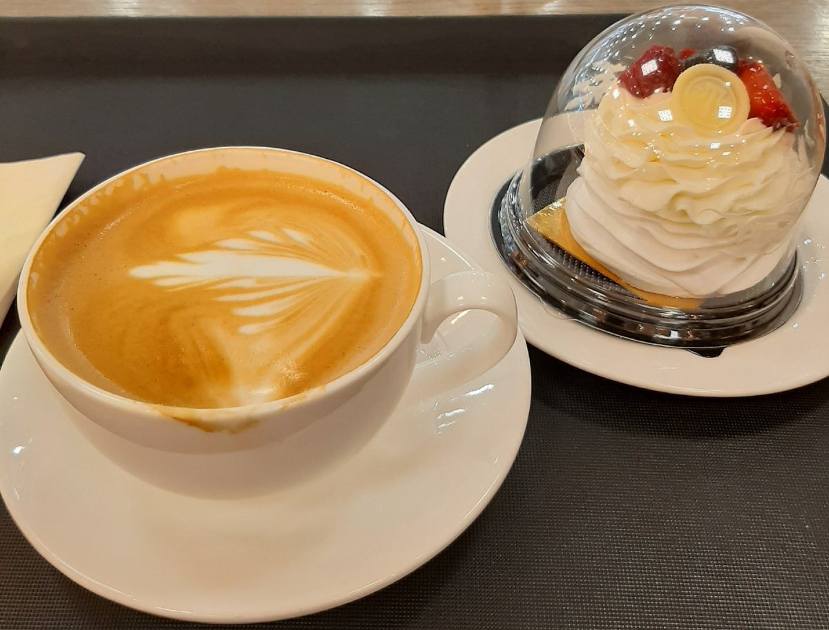 Фото сделано летом, в этот раз обошлась без пирожного)