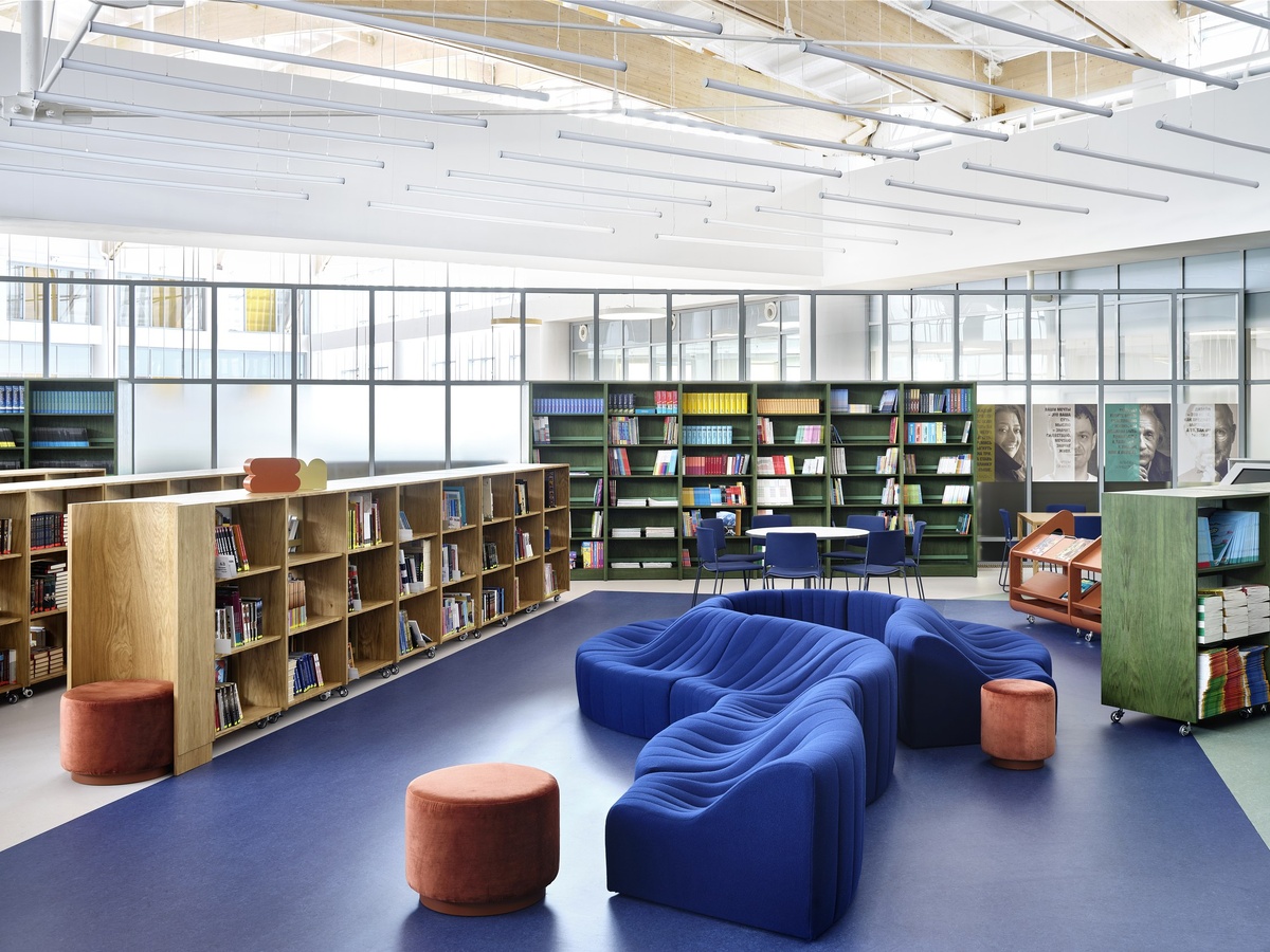 Библиотека гимназии Сколково