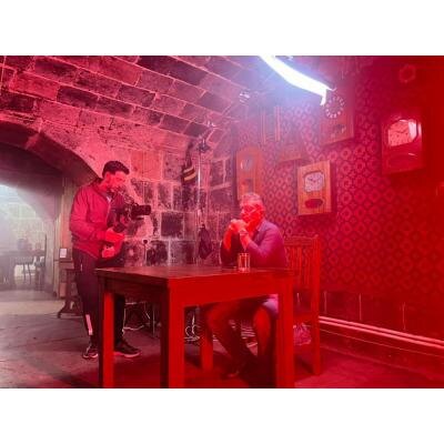 Красная полоса, кровавый след почти беспрестанно разрезает экран, на котором документалистика в чистом виде - кадры кинохроники и приведенные в движение с помощью искусственного интеллекта фотографии 100-летней давности. Здесь практически нет авторского закадрового текста, пытающегося влиять и формировать отношение. Только голая правда факта. Фактов, извлеченных из тысячи папок, лежаших на стеллажах в архивах Гюмри. Они бережно извлекаются и обретают голоса. Голоса свидетелей - военначальников и политиков, представителей интеллигенции и просто жителей города. Сказать, что эти слова и мысли звучат актуально - ничего не сказать, все почти цитатно. Так не бывает? Увы, так не только бывает - так есть...