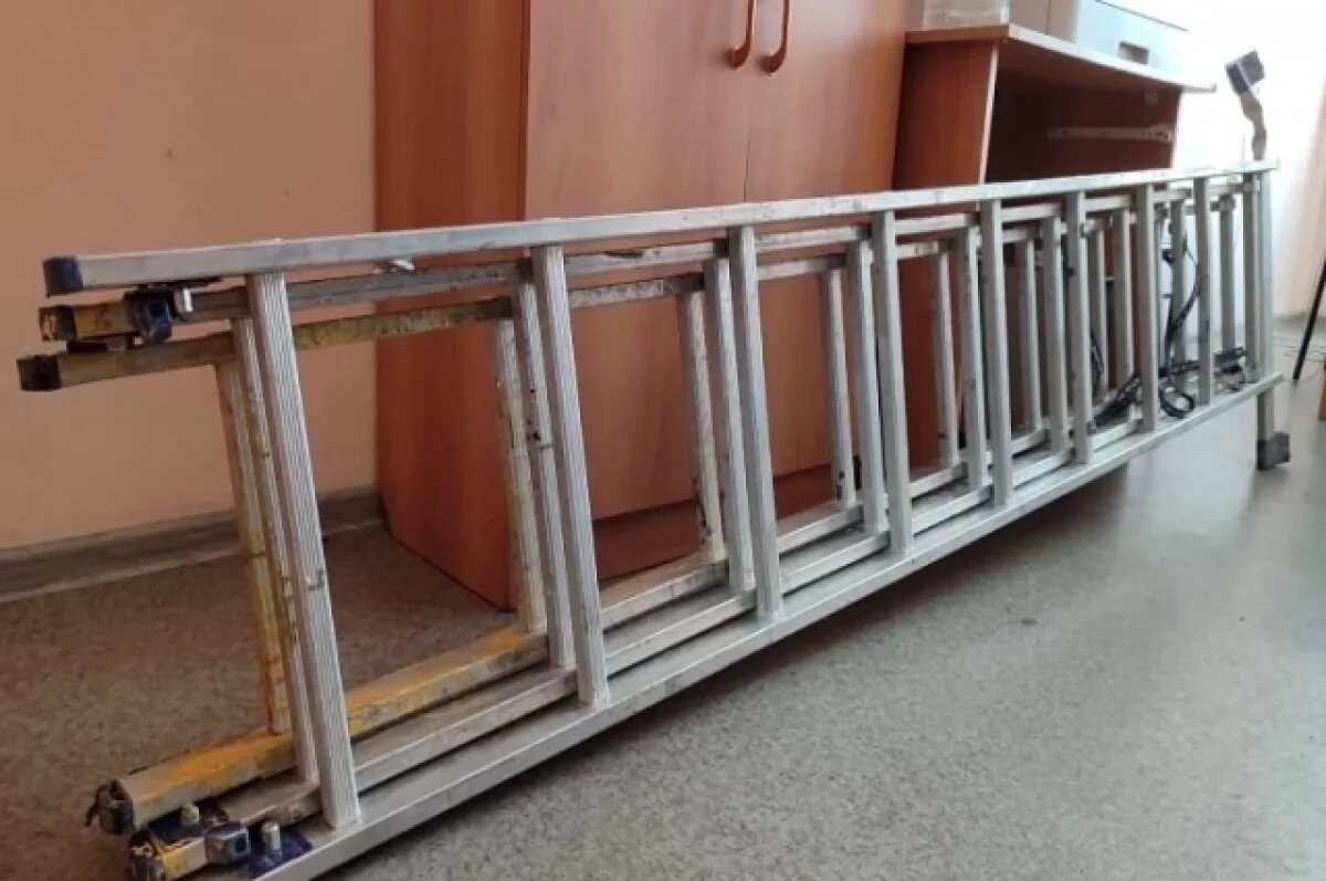    В Златоусте мужчина украл у рабочих раздвижную алюминиевую лестницу