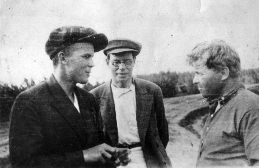 А. Твардовский, М. Исаковский с председателем колхоза Память Ленина Пречистенского района Д. Прасоловым, 1935 год. Фото: smolensklib.ru