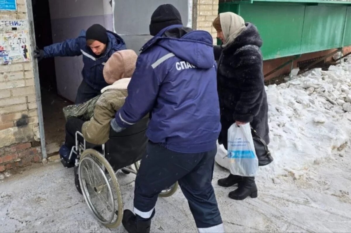    Спасатели МЧС помогают раненому участнику СВО из Биробиджана