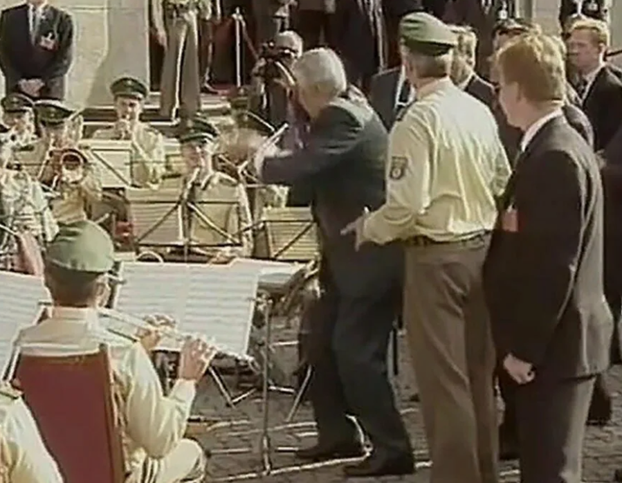 Знаменитый момент - пьяный Ельцин дирижирует оркестром в Берлине 31 августа 1994-го года, по случаю окончательного вывода наших войск из Германии