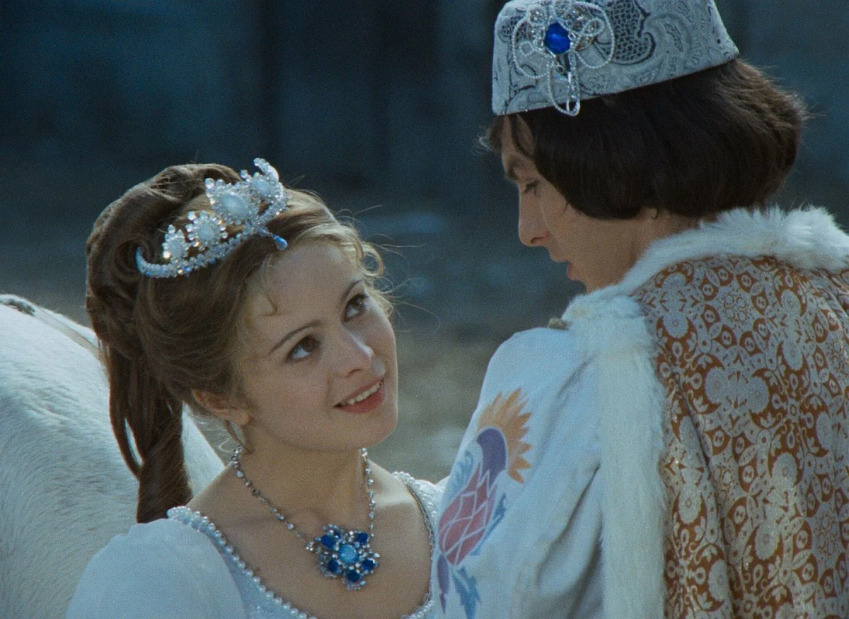 В статье даны кадры из фильма  Ворличека «Три орешка для Золушки»