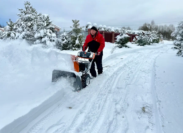Снегоуборщик имеет металлический двухступенчатый шнек, который может захватывать снег до 61 см в ширину и 50 см в высоту.
