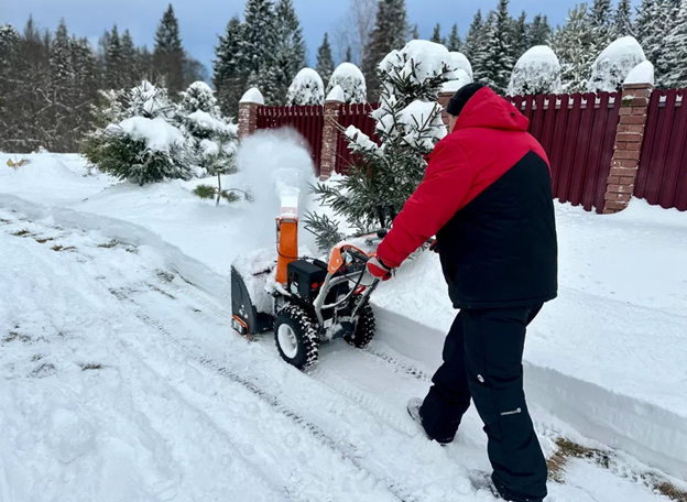 Дальность выброса снега ≤ 11 м, при этом угол выброса 180° - что позволяет более эффективно убирать снег.
