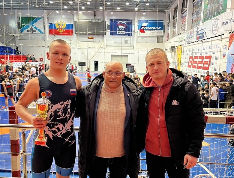    Спортсмен с тренерами. Фото ДЮСШ Искитимского района