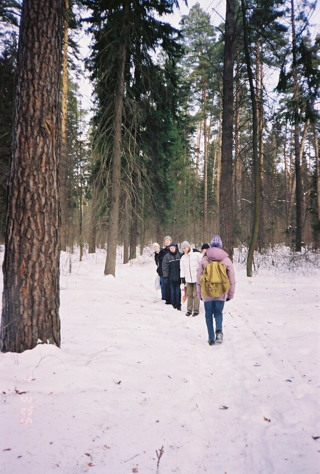 Этим фоткам 20 лет. Пленочное зерно, да все верится. Но давно ли они были "современностью", от которой отмерялось "давно"?