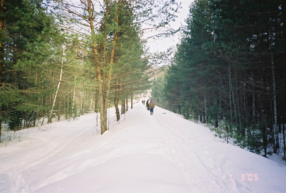 Заснеженная дамба, отсекающая старицу Сумки Красиху, пронизывающую весь поселок Васильево  от водохранилища, защищая от наводнений. 